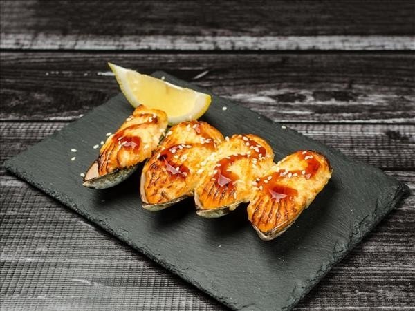 Мидии запеченные под сырным соусом 4 шт