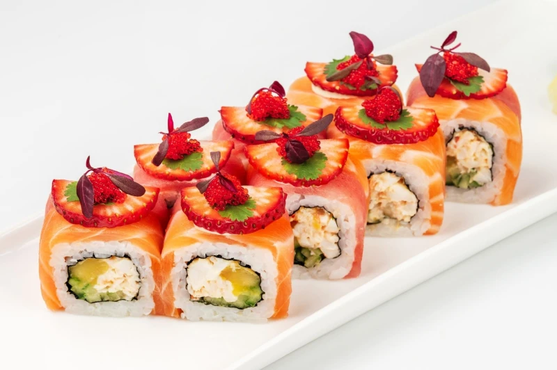 С лососем, тунцом, тигровой креветкой и свежей клубникой