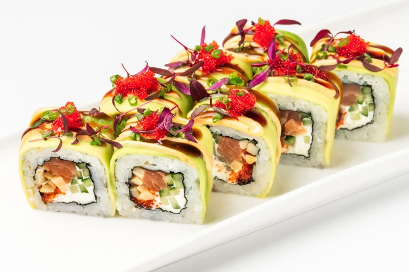 С авокадо, лососем и копченым кальмаром