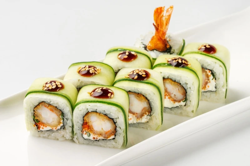 Эби темпура в слайсах огурца