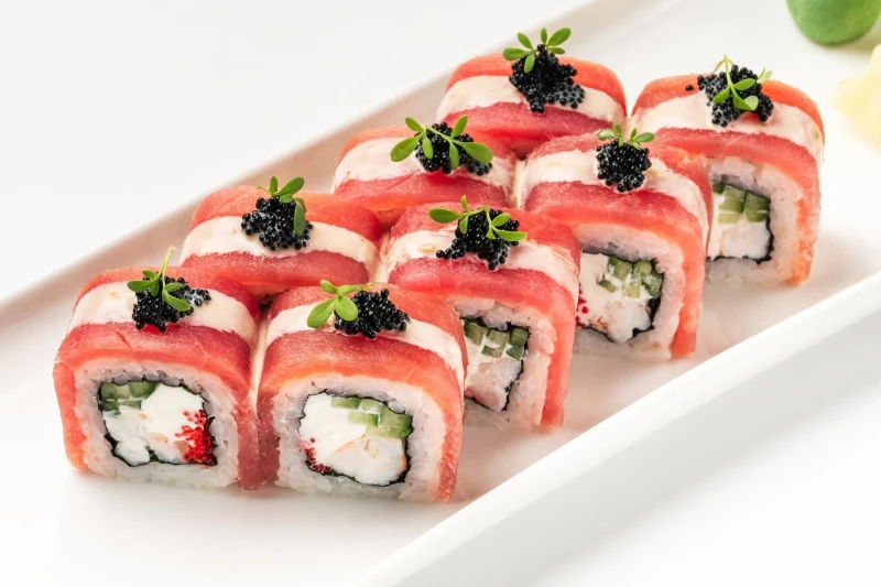 Магуро с тигровой креветкой и ореховым соусом