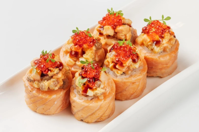 Опаленный с лососем, красной икрой и тартаром из угря