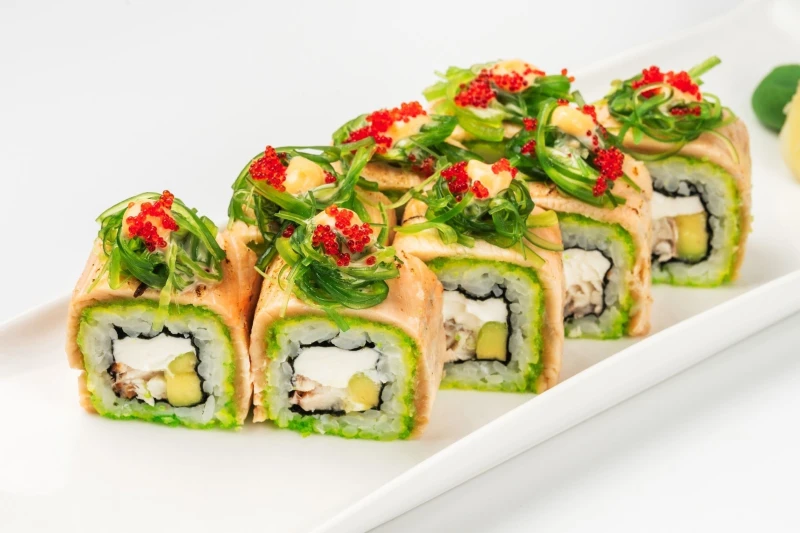 С опаленным лососем, угрем и водорослями чука