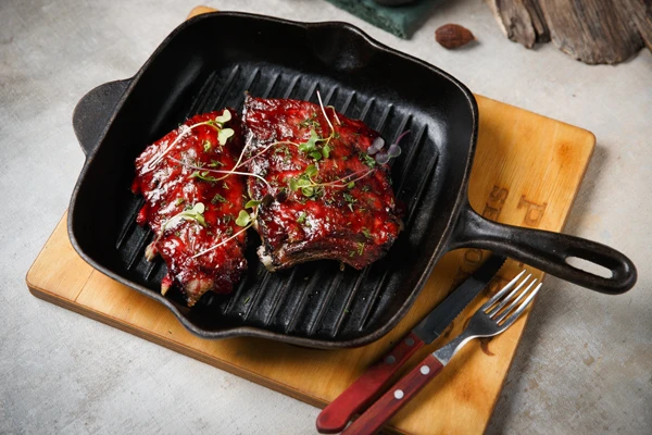 Свиные ребра в кофейно-брусничном соусе