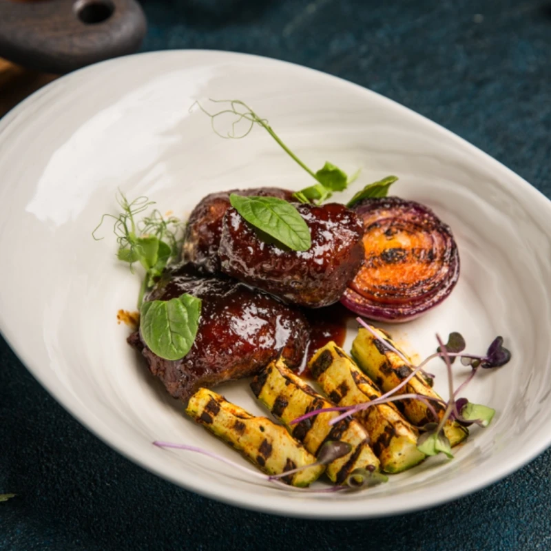 Язык говяжий с картофелем бэби под соусом юдзу