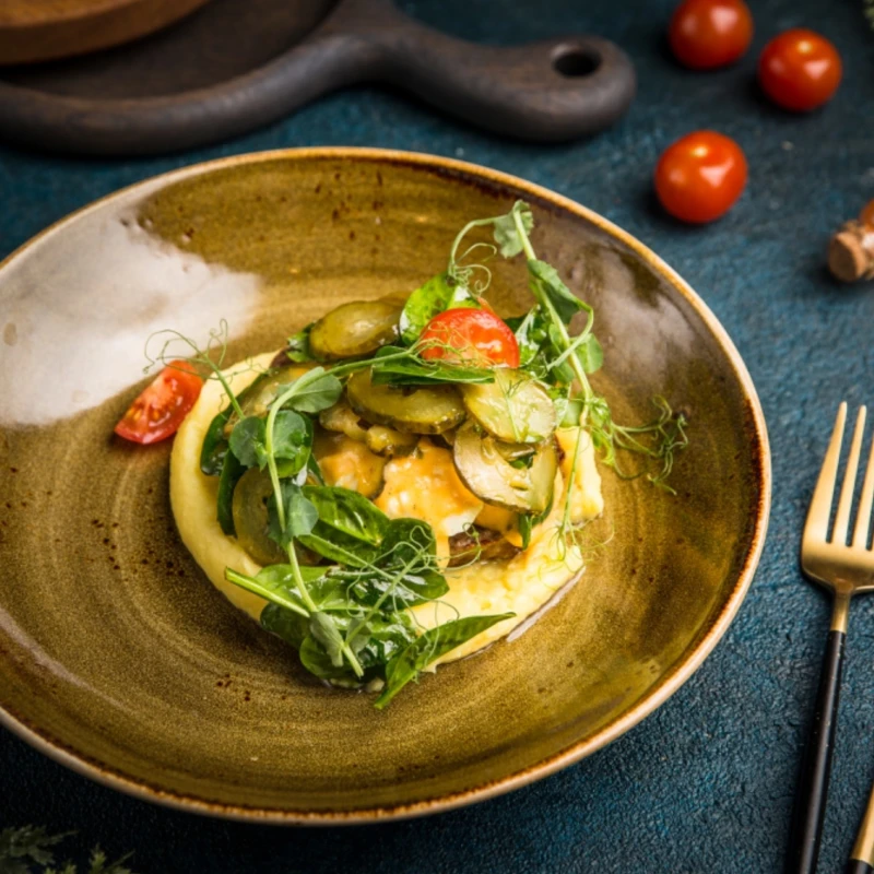 Бифштекс с картофелем и яйцом пашот