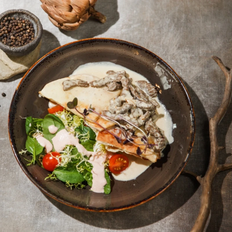 Салат с говяжьей вырезкой под грибным соусом в пите