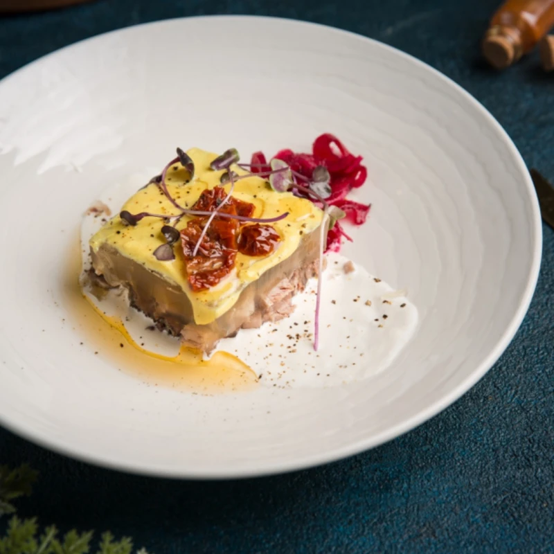 Холодец на подушке из сливочного крема с вялеными томатами