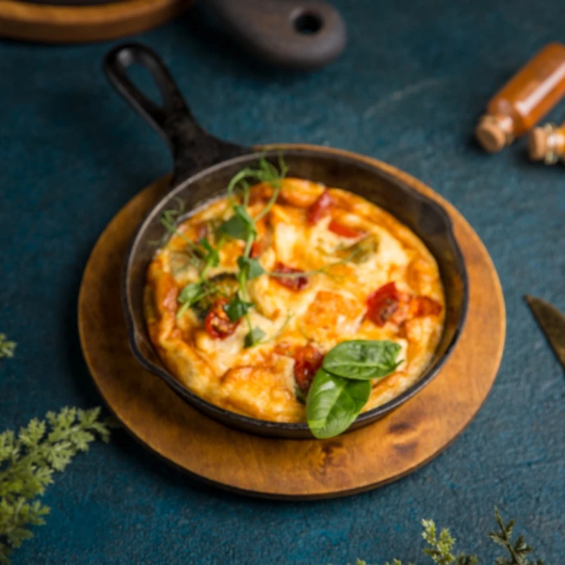 Горбуша, запеченная в чугунке