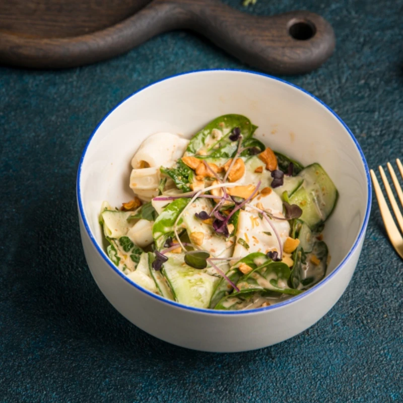 Салат с кальмаром и свежим огурцом в ореховом соусе гомодари