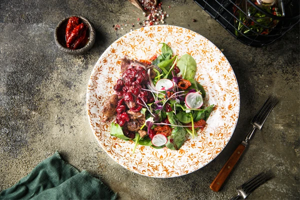 Салат с куриной печенью и вишней