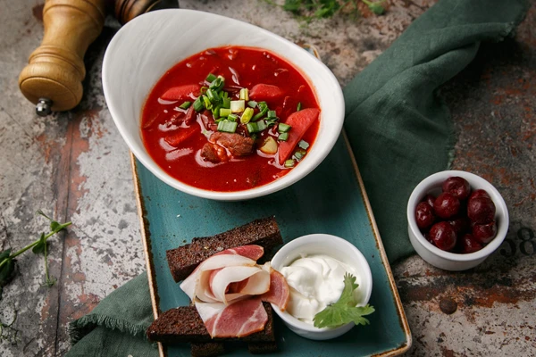 Борщ с вишней, гренками и салом