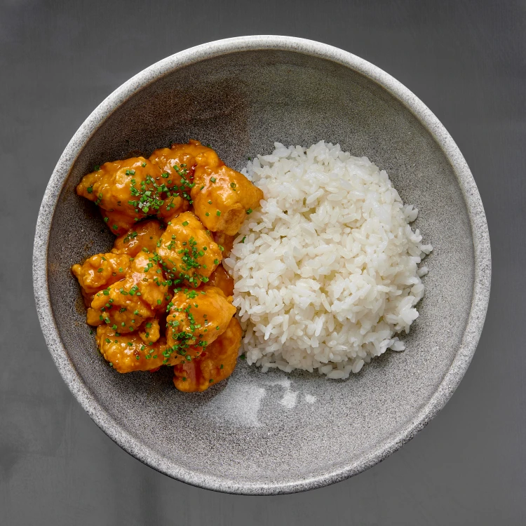 Курица яннем в кисло-сладком соусе на подушке из отварного риса