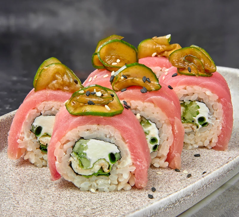 Внутри угорь и сыр, сверху свежий тунец и огурец кимчи