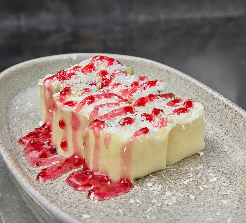 Сладкий ролл с бананом, кокосом и киви + крем-фреш