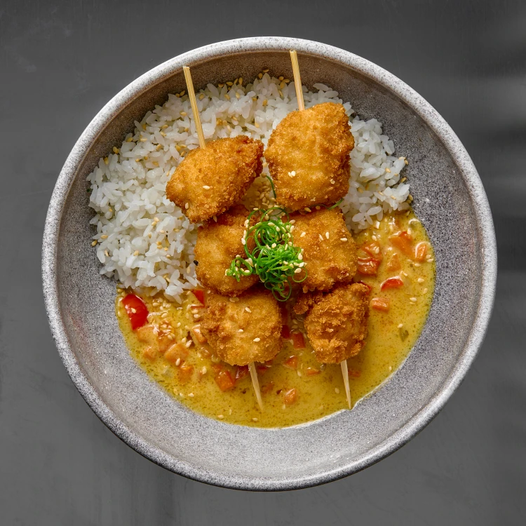 Курица тори кацу и овощная сальса в  карри на подушке из отварного риса