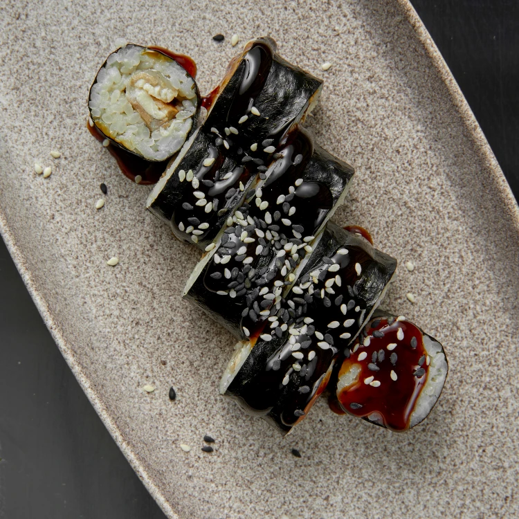 Маки с угрем