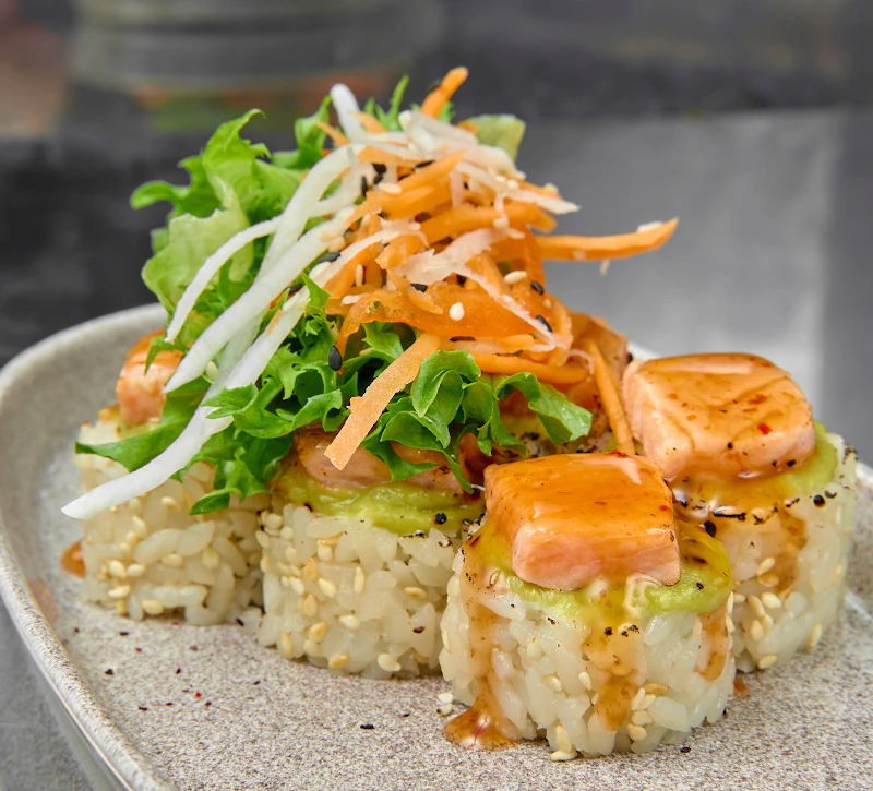 Татаки лосось и сладкий чили