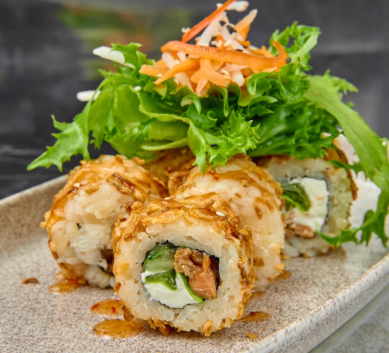 Внутри лосось и сыр, сверху лук фри