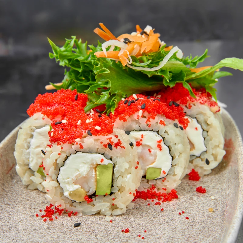 Внутри креветка и авокадо, сверху много икры масаго
