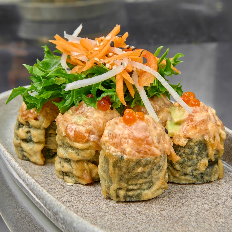 Темпурный с лососем и авокадо