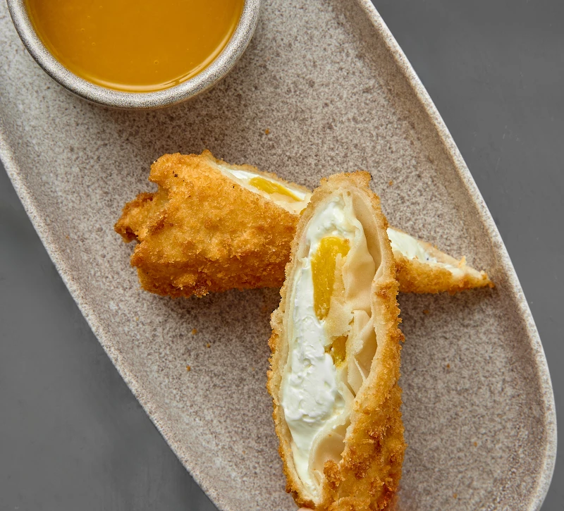 Сладкий спринг-ролл с крем-чизом и манго 