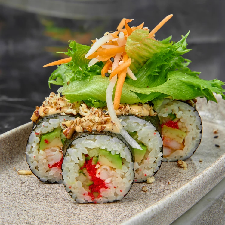 Внутри креветка, огурец, авокадо, и нет сыра