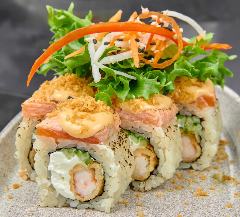 Внутри темпурная креветка, сверху опаленный лосось и пад-тай