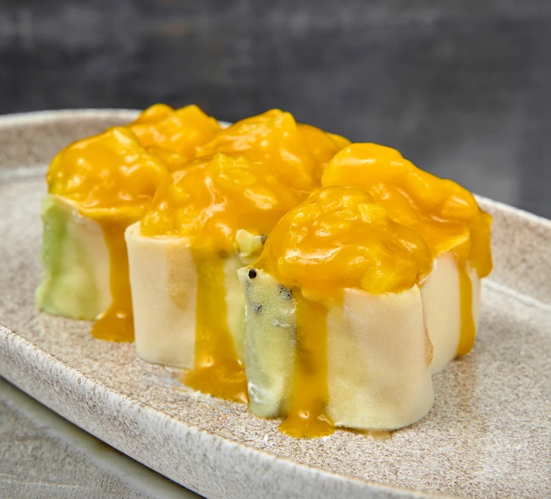 Сладкий ролл с бананом и манго + крем-фреш