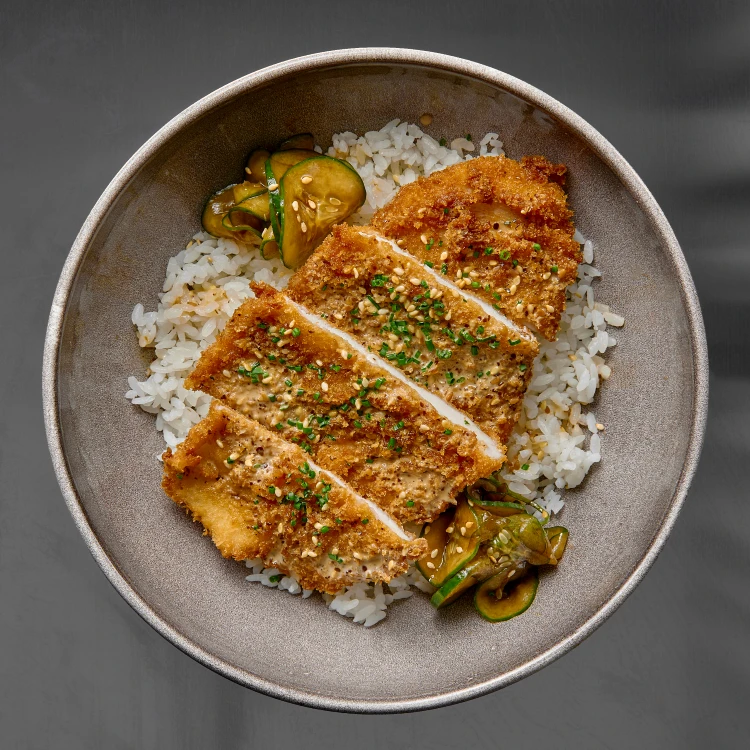 Курица кацу и огурчик кимчи на подушке из отварного риса