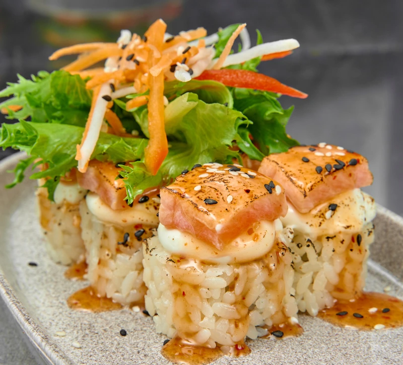 Внутри сыр и огурец, сверху лосось и сладкий чили