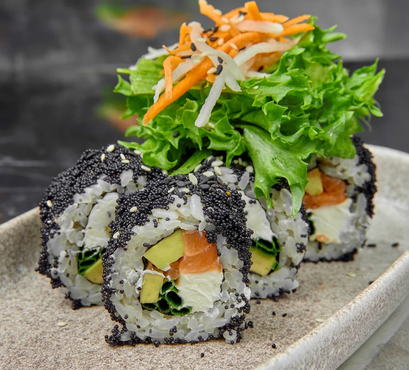 Внутри лосось и авокадо, сверху икра масаго