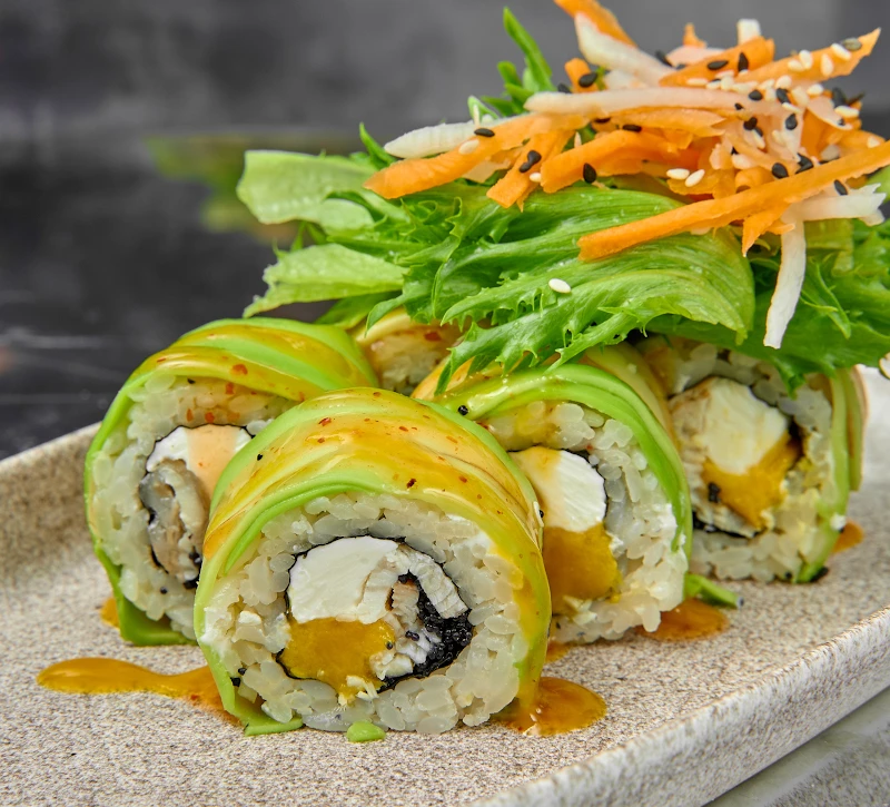 Внутри угорь и манго, сверху авокадо