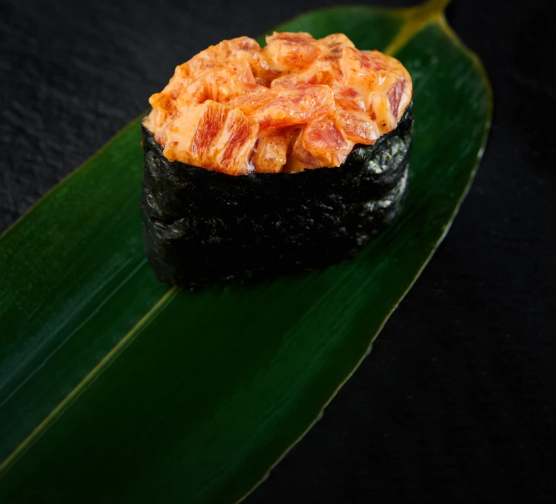 Гункан с тунцом 