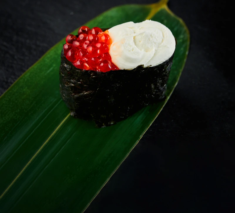 Гункан с сыром и икрой 