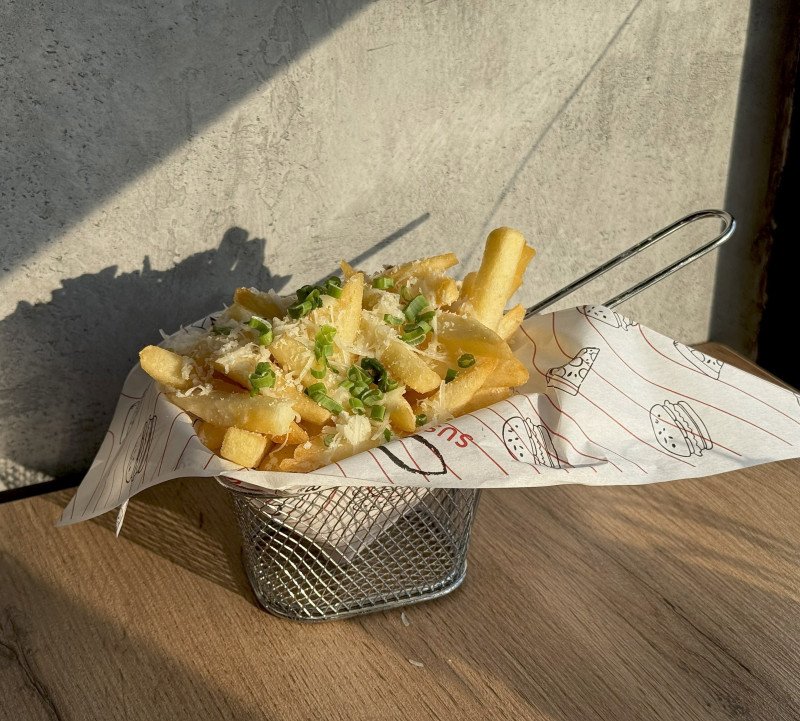 Картофель фри с пармезаном и луком