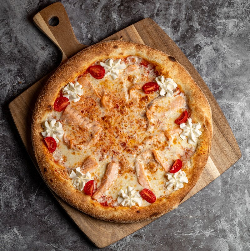 С ЛОСОСЕМ  ПИЦЦА