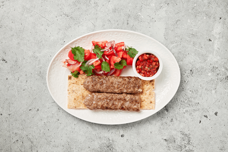 Кебаб из баранины с салатом из розовых томатов и лепешкой из печи