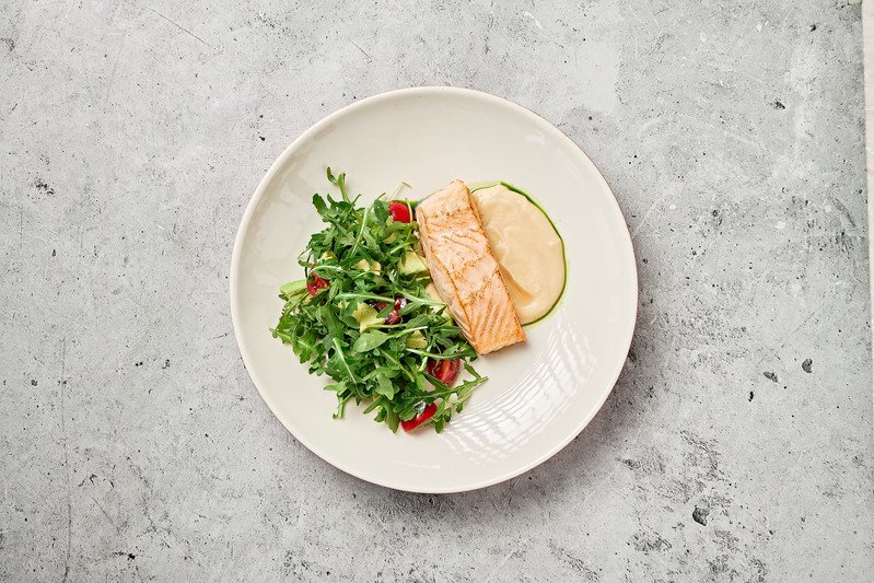 Стейк лосося с салатом и пармантье из корня сельдерея