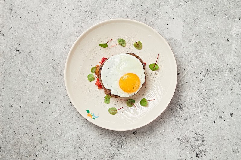 Бифштекс с картофелем и печеным перцем