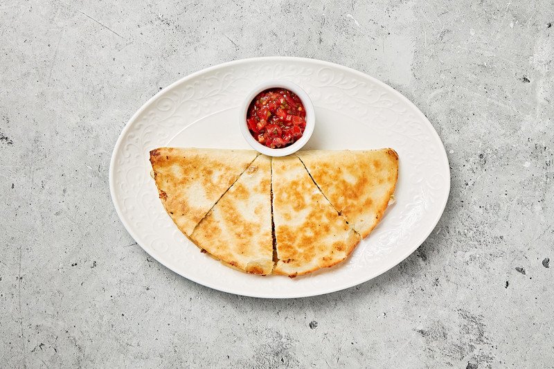 Кесадилья с цыпленком и соусом Ранч