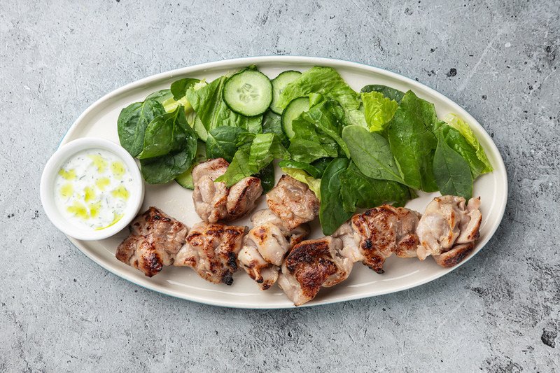 Бедро на гриле с зеленым салатом и соусом дзадзики