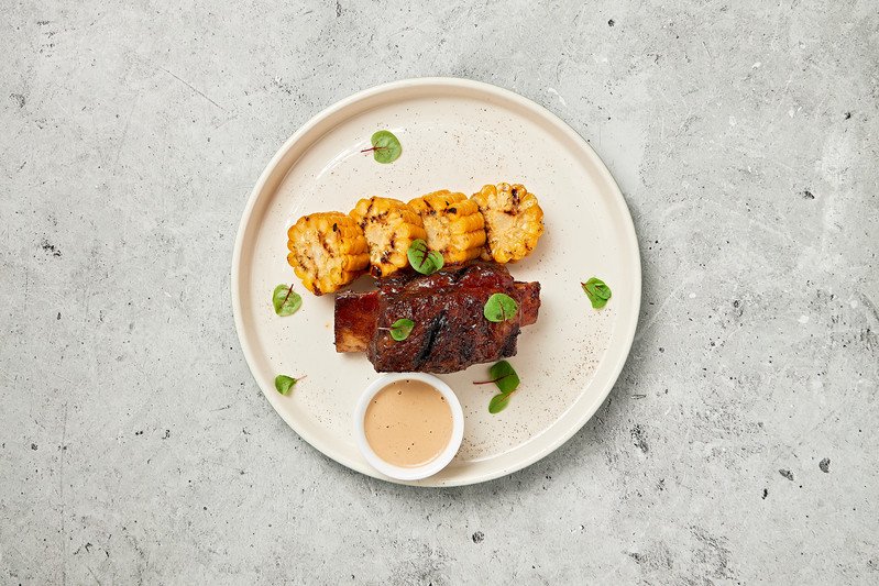 Говяжье ребро с кукурузой и перечным соусом