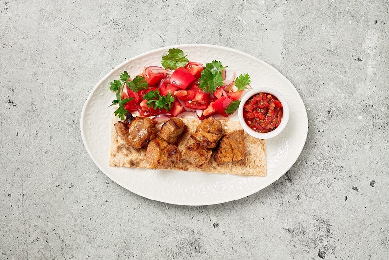 Свинина на гриле с томатной сальсой и лепешкой из печи