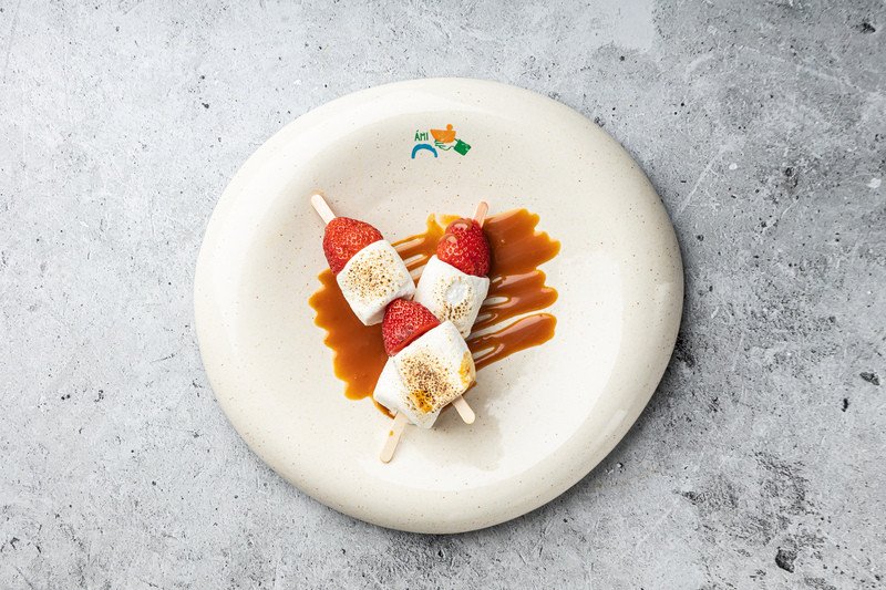 Маршмеллоу на углях с клубникой