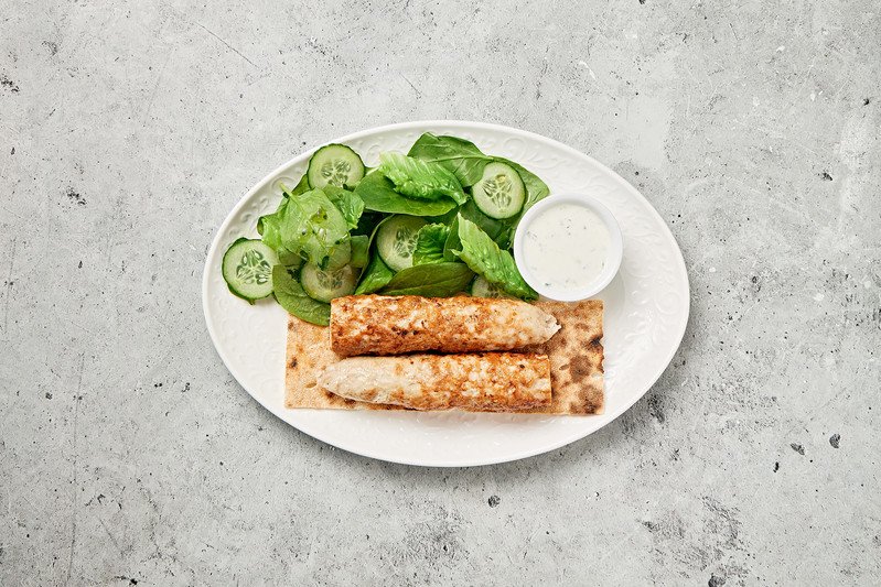 Кебаб из цыпленка с зеленым салатом, соусом дзадзики и лепешкой из печи