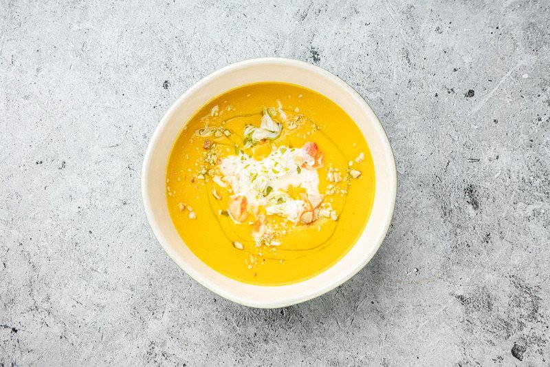 Тыквенный суп со страчателлой и крабом