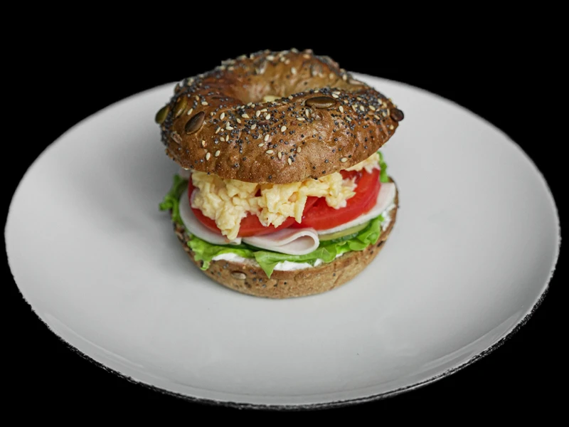 Бейгл с ветчиной и скремблом