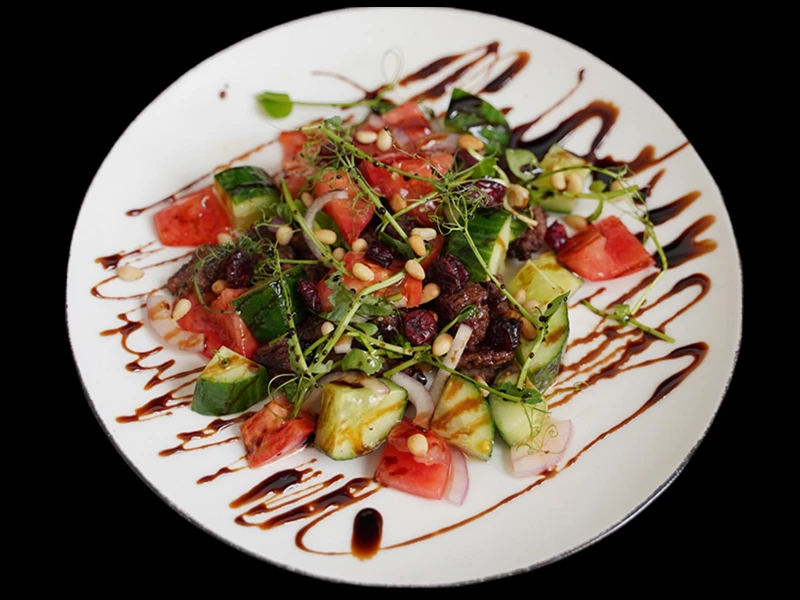 Салат с нежной куриной печенью и свежими овощами