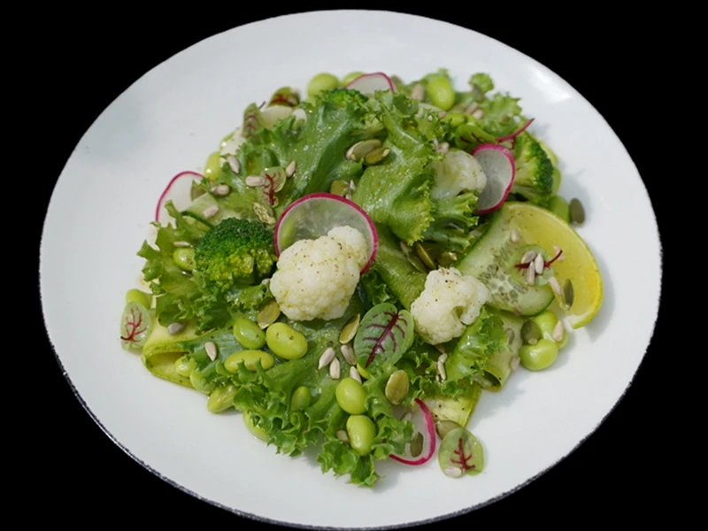 Свежий салат с бобами эдамаме и брокколи